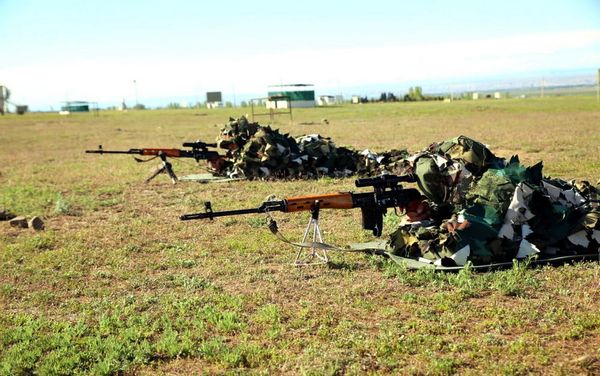 Министр обороны наблюдал за учебными тренировками с боевой стрельбой на общевойсковом полигоне - Sputnik Азербайджан