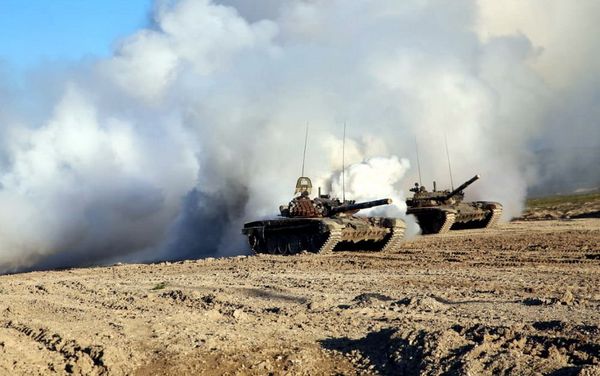 Министр обороны наблюдал за учебными тренировками с боевой стрельбой на общевойсковом полигоне - Sputnik Азербайджан