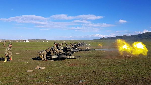 Министр обороны наблюдал за учебными тренировками с боевой стрельбой на общевойсковом полигоне - Sputnik Азербайджан