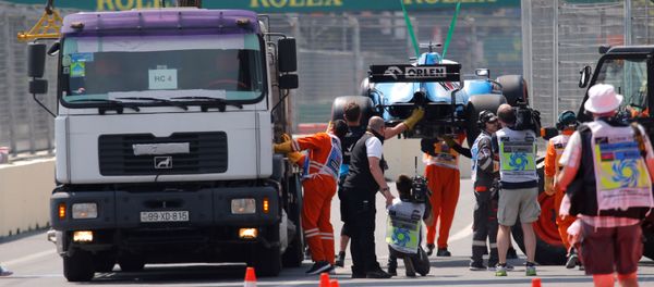 Пилот британской команды Williams Джордж Расселл на своем болиде наехал на дренажный люк Пилот британской команды Williams Джордж Расселл на своем болиде наехал на дренажный люк - Sputnik Азербайджан