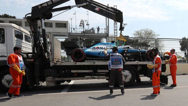 Пилот британской команды Williams Джордж Расселл на своем болиде наехал на дренажный люк Пилот британской команды Williams Джордж Расселл на своем болиде наехал на дренажный люк - Sputnik Азербайджан