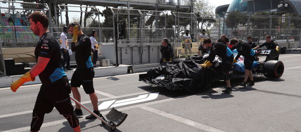Пилот британской команды Williams Джордж Расселл на своем болиде наехал на дренажный люк - Sputnik Азербайджан