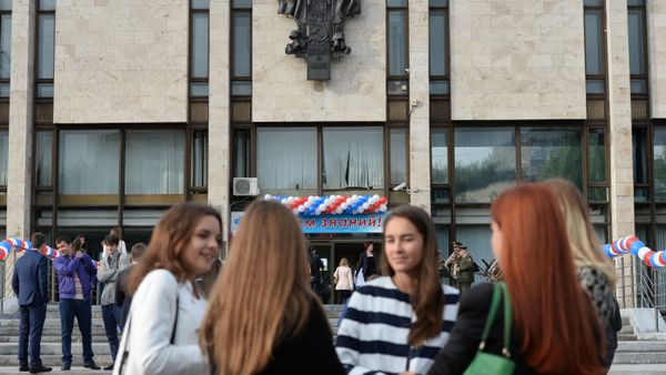 Студенты у здания Московского государственного института международных отношений (МГИМО)  - Sputnik Азербайджан