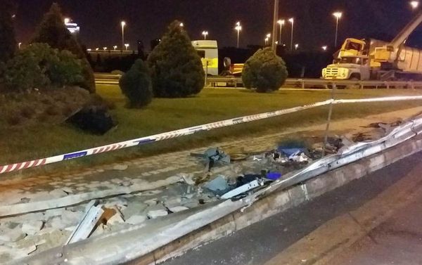 Авария с участием автомобиля коммунального сервиса и пассажирского автобуса - Sputnik Азербайджан