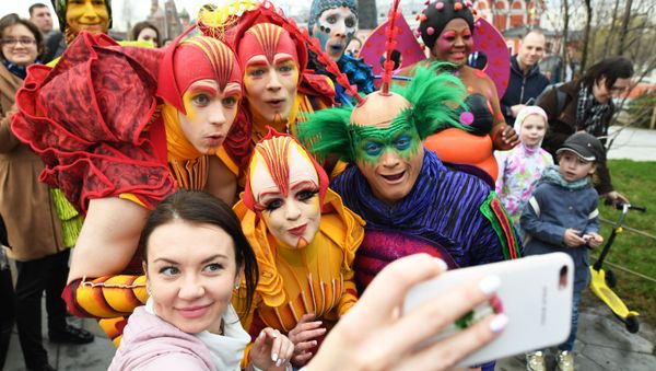 Артисты Cirque du Soleil открыли летний сезон в парке Зарядье - Sputnik Азербайджан