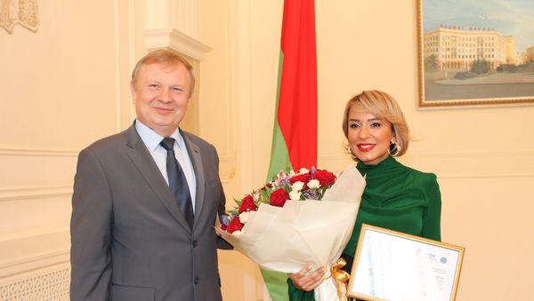 Церемония вручения сертификата Звездного посла II Европейских игр 2019 года заслуженной артистке Азербайджана Тунзале Агаевой - Sputnik Азербайджан