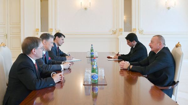 Президент Азербайджанской Республики Ильхам Алиев принял заместителя помощника государственного секретаря США по вопросам Европы и Евразии Джорджа Кента - Sputnik Азербайджан