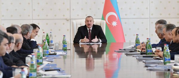 Президент Азербайджана Ильхам Алиев на заседании Кабинета министров, посвященном итогам социально-экономического развития в первом квартале 2019 года и предстоящим задачам - Sputnik Азербайджан
