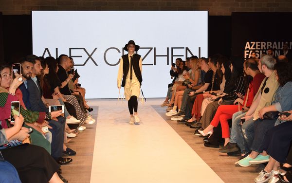 В Баку стартовала Azerbaijan Fashion Week - Sputnik Азербайджан