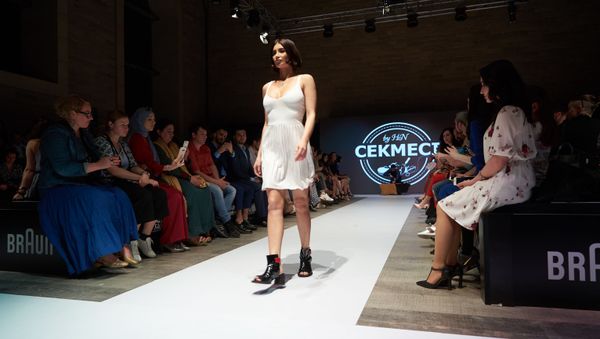В Баку стартовала Azerbaijan Fashion Week - Sputnik Азербайджан