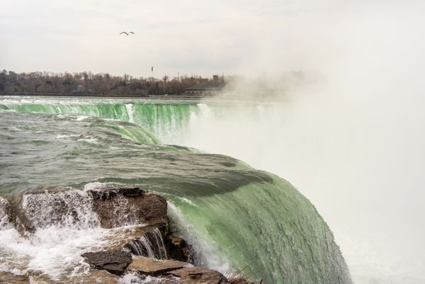 Вид на Американский водопад со смотровой Государственного парка Ниагарского водопада в штате Нью Йорк, США - Sputnik Азербайджан