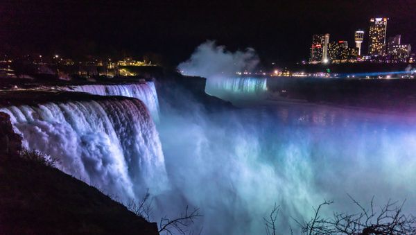 Вечерний вид на водопады со стороны Государственного парка Ниагарского водопада в штате Нью Йорк, США - Sputnik Азербайджан