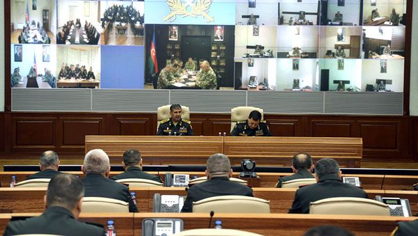 Служебное совещание в Центральном командном пункте Минобороны АР под руководством генерал-полковника Закира Гасанова - Sputnik Азербайджан