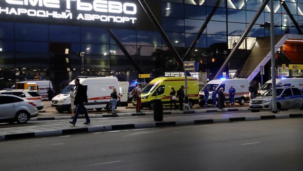 Машины скорой помощи у аэропорта Шереметьево - Sputnik Азербайджан