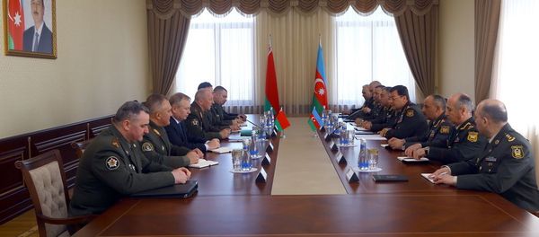 Начальник Генерального штаба Вооруженных Сил, генерал-полковник Наджмеддин Садыков встретился с первым заместителем министра обороны Республики Беларусь генерал-майором Олегом Белоконевым - Sputnik Азербайджан