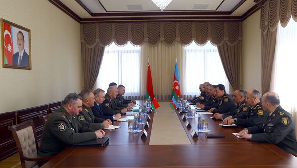Начальник Генерального штаба Вооруженных Сил, генерал-полковник Наджмеддин Садыков встретился с первым заместителем министра обороны Республики Беларусь генерал-майором Олегом Белоконевым - Sputnik Азербайджан