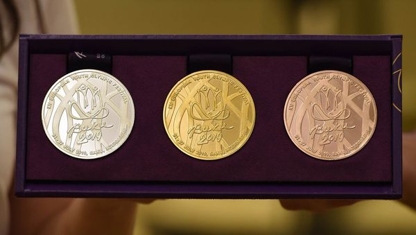 Медали, которые будут вручены призерам предстоящего Европейского олимпийского молодежного фестиваля - Sputnik Азербайджан