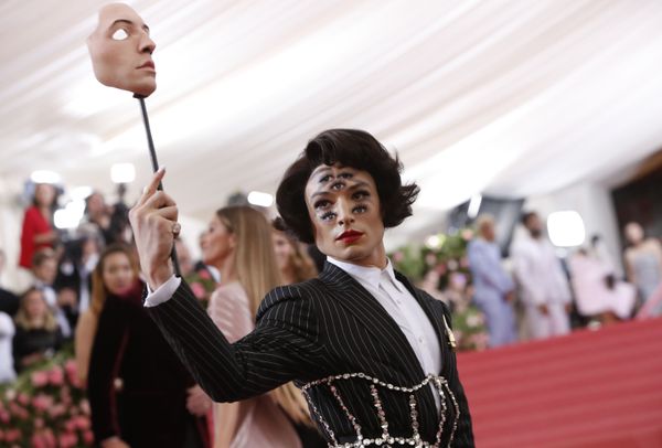 Актер Эзра Миллер на Met Gala 2019 в Нью-Йорке  - Sputnik Азербайджан