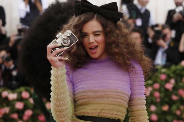 Актриса Хейли Стейнфилд на Met Gala 2019 в Нью-Йорке  - Sputnik Азербайджан