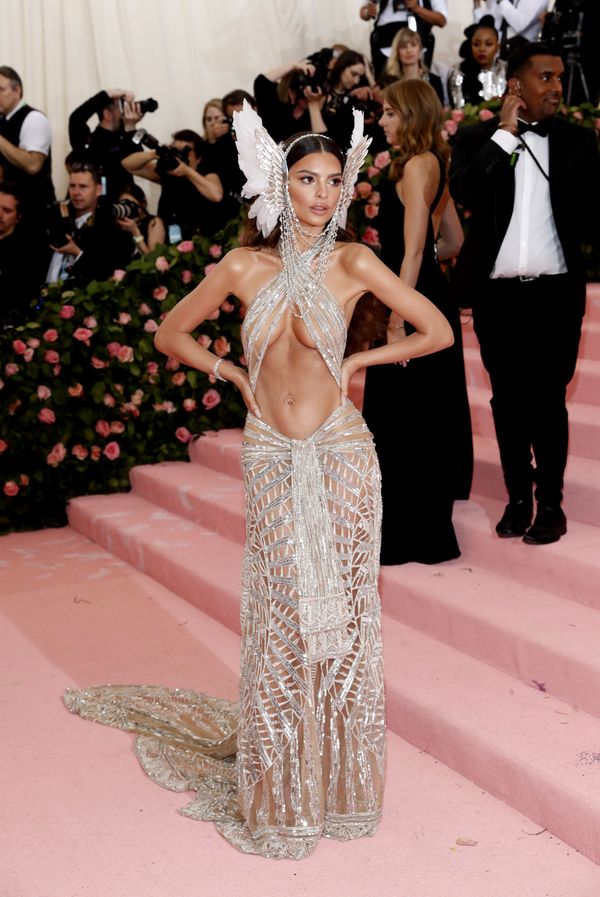 Модель Эмили Ратаковски на Met Gala 2019 в Нью-Йорке - Sputnik Азербайджан