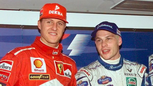 Немецкий гонщик Ferrari Михаэль Шумахер (слева) и канадский гонщик Williams-Renault Жак Вильнёв стоят рядом перед последней гонкой 1997 года - Sputnik Азербайджан