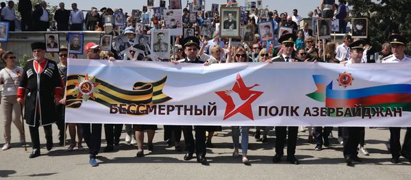 Взрослые и дети прошли единым строем: Бессмертный полк в Баку - Sputnik Азербайджан