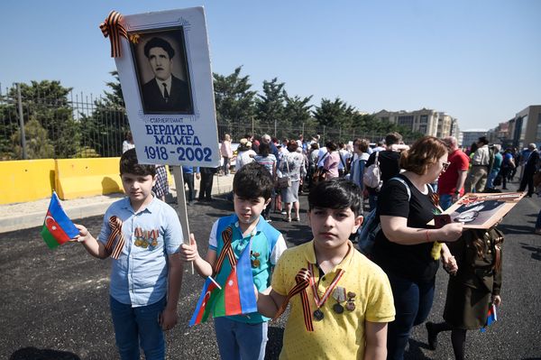 Акция Бессмертный полк по случаю 74 годовщины Дня Победы в Баку - Sputnik Азербайджан