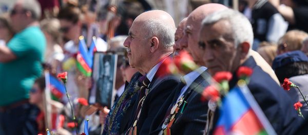 Акция Бессмертный полк по случаю 74 годовщины Дня Победы в Баку - Sputnik Азербайджан