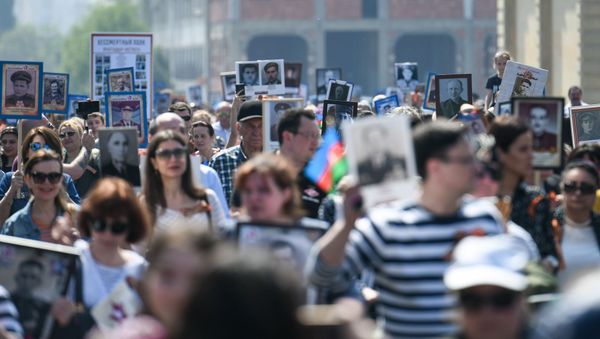 Акция Бессмертный полк по случаю 74 годовщины Дня Победы в Баку - Sputnik Азербайджан