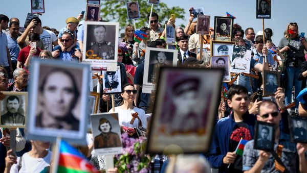 Акция Бессмертный полк по случаю 74 годовщины Дня Победы в Баку - Sputnik Азербайджан