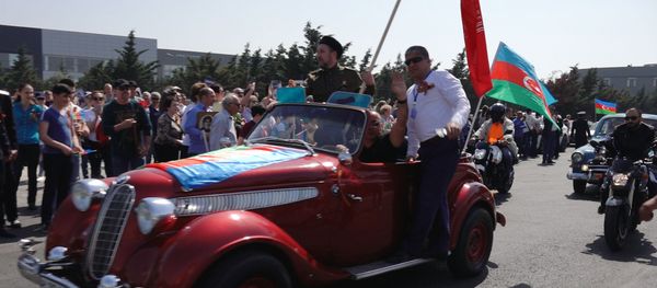 В День Победы на Победе - видео пробега ретро-автомобилей в Баку - Sputnik Азербайджан