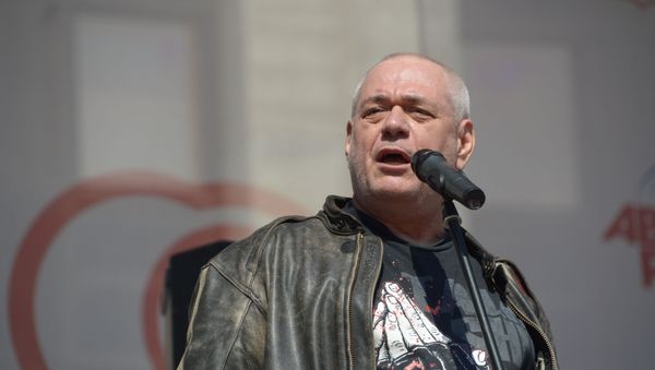 Главный редактор радиостанции Говорит Москва Сергей Доренко выступает на Московском мотофестивале-2018 в Москве - Sputnik Азербайджан