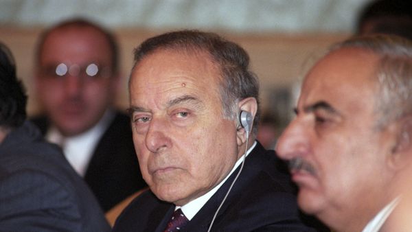 Президент Азербайджана Гейдар Алиев на встрече глав государств и правительств Черноморского экономического сотрудничества, проходившей в Москве - Sputnik Азербайджан