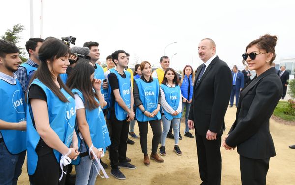 Президент Азербайджанской Республики Ильхам Алиев, первая леди Мехрибан Алиева и члены семьи приняли участие в акции по посадке деревьев, посвященной дню рождения великого лидера Гейдара Алиева - Sputnik Азербайджан