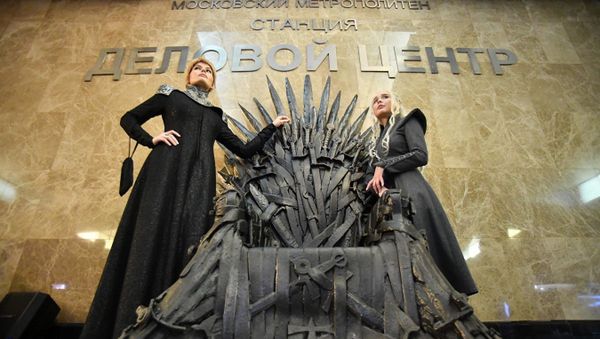 Железный трон из сериала Игра престолов на станции метро Деловой центр - Sputnik Азербайджан