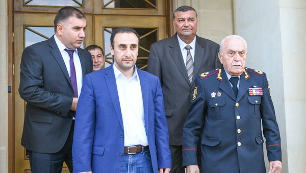 Директор Центра истории Кавказа Ризван Гусейнов и Генерал-майор Кямиль Мамедов - Sputnik Азербайджан