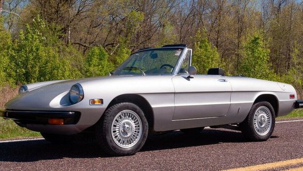 Спортивный родстер Alfa Romeo Spider Veloce Series II, принадлежавший боксеру Мохаммеду Али - Sputnik Азербайджан