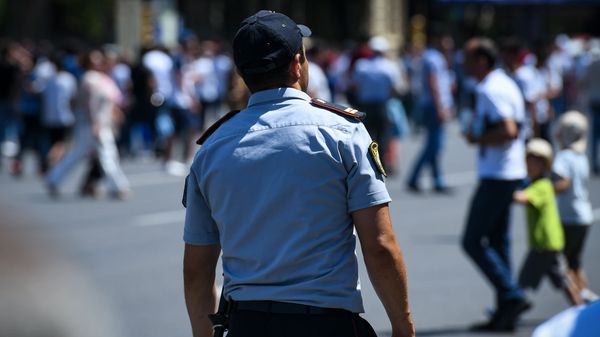 Сотрудник полиции в Баку - Sputnik Азербайджан