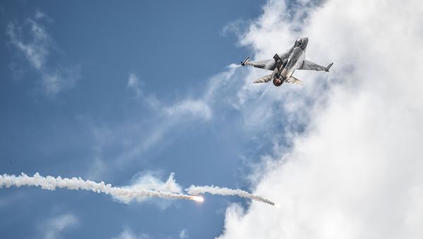 Истребитель F-16 над новым аэропортом Стамбула - Sputnik Азербайджан