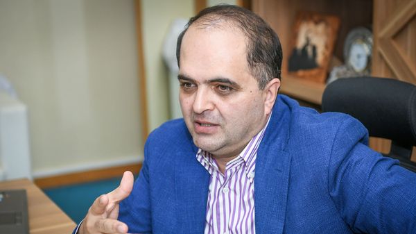 Azərbaycan Milli Məclisinin Səhiyyə, Gənclər və idman komitələrinin üzvü, tibb üzrə elmlər doktoru, tanınmış ürək-damar cərrahı Rəşad Mahmudov - Sputnik Азербайджан