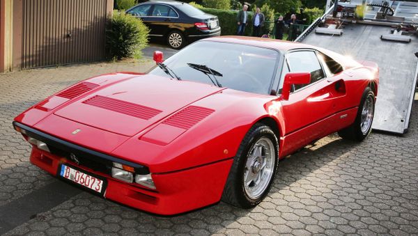 Угнанный автомобиль Ferrari 288 GTO на эвакуаторе - Sputnik Азербайджан
