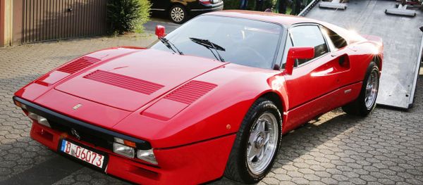 Угнанный автомобиль Ferrari 288 GTO на эвакуаторе - Sputnik Азербайджан