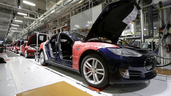 Сборка новой Tesla Model S на заводе Tesla во Фримонте, штат Калифорния - Sputnik Азербайджан