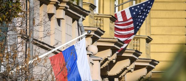 Рядом со зданием посольства США в Москве развевается российский флаг - Sputnik Азербайджан