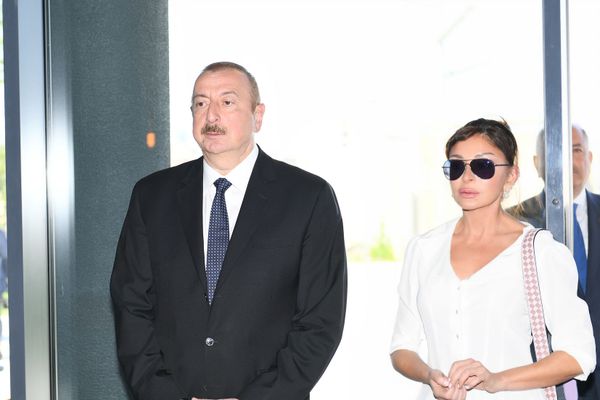 Президент Азербайджана Ильхам Алиев и первая леди Мехрибан Алиева приняли участие в открытии на территории Ясамальского района Баку нового сквера перед мечетью Тезе-пир и Центрального парка, разбитого вдоль улицы Физули Президент Азербайджана Ильхам Алиев и первая леди Мехрибан Алиева приняли участие в открытии на территории Ясамальского района Баку нового сквера перед мечетью Тезе-пир и Центрального парка, разбитого вдоль улицы Физули - Sputnik Азербайджан