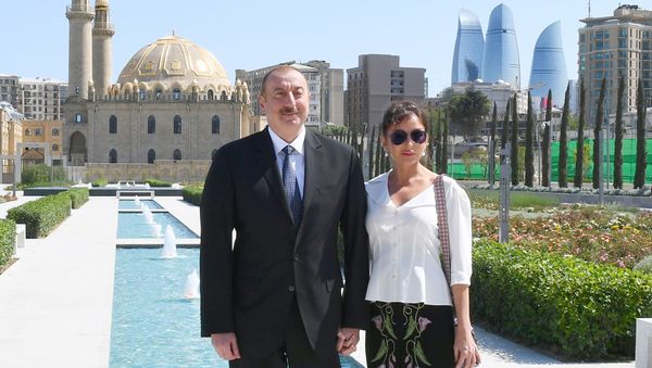 Президент Азербайджана Ильхам Алиев и первая леди Мехрибан Алиева приняли участие в открытии на территории Ясамальского района Баку нового сквера перед мечетью Тезе-пир и Центрального парка, разбитого вдоль улицы Физули - Sputnik Азербайджан