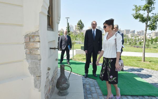 Президент Азербайджана Ильхам Алиев и первая леди Мехрибан Алиева приняли участие в открытии на территории Ясамальского района Баку нового сквера перед мечетью Тезе-пир и Центрального парка, разбитого вдоль улицы Физули Президент Азербайджана Ильхам Алиев и первая леди Мехрибан Алиева приняли участие в открытии на территории Ясамальского района Баку нового сквера перед мечетью Тезе-пир и Центрального парка, разбитого вдоль улицы Физули - Sputnik Азербайджан