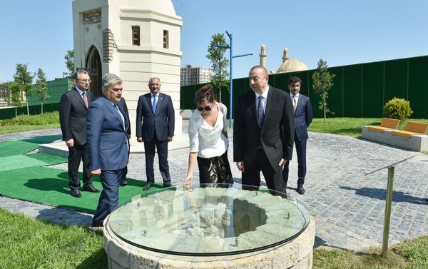 Президент Азербайджана Ильхам Алиев и первая леди Мехрибан Алиева приняли участие в открытии на территории Ясамальского района Баку нового сквера перед мечетью Тезе-пир и Центрального парка, разбитого вдоль улицы Физули Президент Азербайджана Ильхам Алиев и первая леди Мехрибан Алиева приняли участие в открытии на территории Ясамальского района Баку нового сквера перед мечетью Тезе-пир и Центрального парка, разбитого вдоль улицы Физули - Sputnik Азербайджан