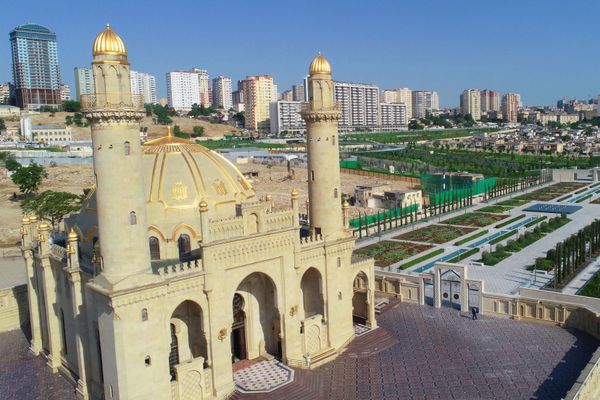 Президент Азербайджана Ильхам Алиев и первая леди Мехрибан Алиева приняли участие в открытии на территории Ясамальского района Баку нового сквера перед мечетью Тезе-пир и Центрального парка, разбитого вдоль улицы Физули Президент Азербайджана Ильхам Алиев и первая леди Мехрибан Алиева приняли участие в открытии на территории Ясамальского района Баку нового сквера перед мечетью Тезе-пир и Центрального парка, разбитого вдоль улицы Физули - Sputnik Азербайджан