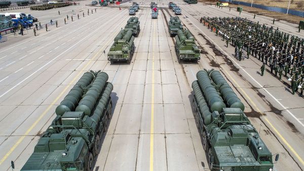 Зенитные ракетные системы С-400 во время репетиции парада Победы на военном полигоне Алабино - Sputnik Азербайджан